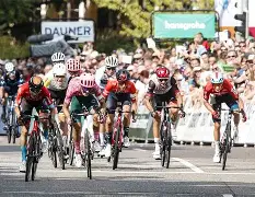 包含阿尔克马全队全力冲刺，雄心勃勃冲刺胜利之路的词条