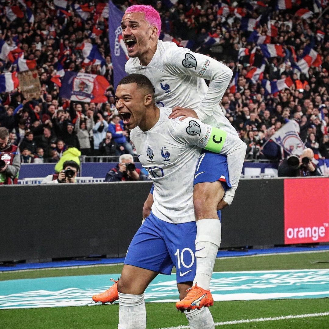 黎巴嫩代表团在自行车比赛中喜获佳绩，庆祝胜利的简单介绍