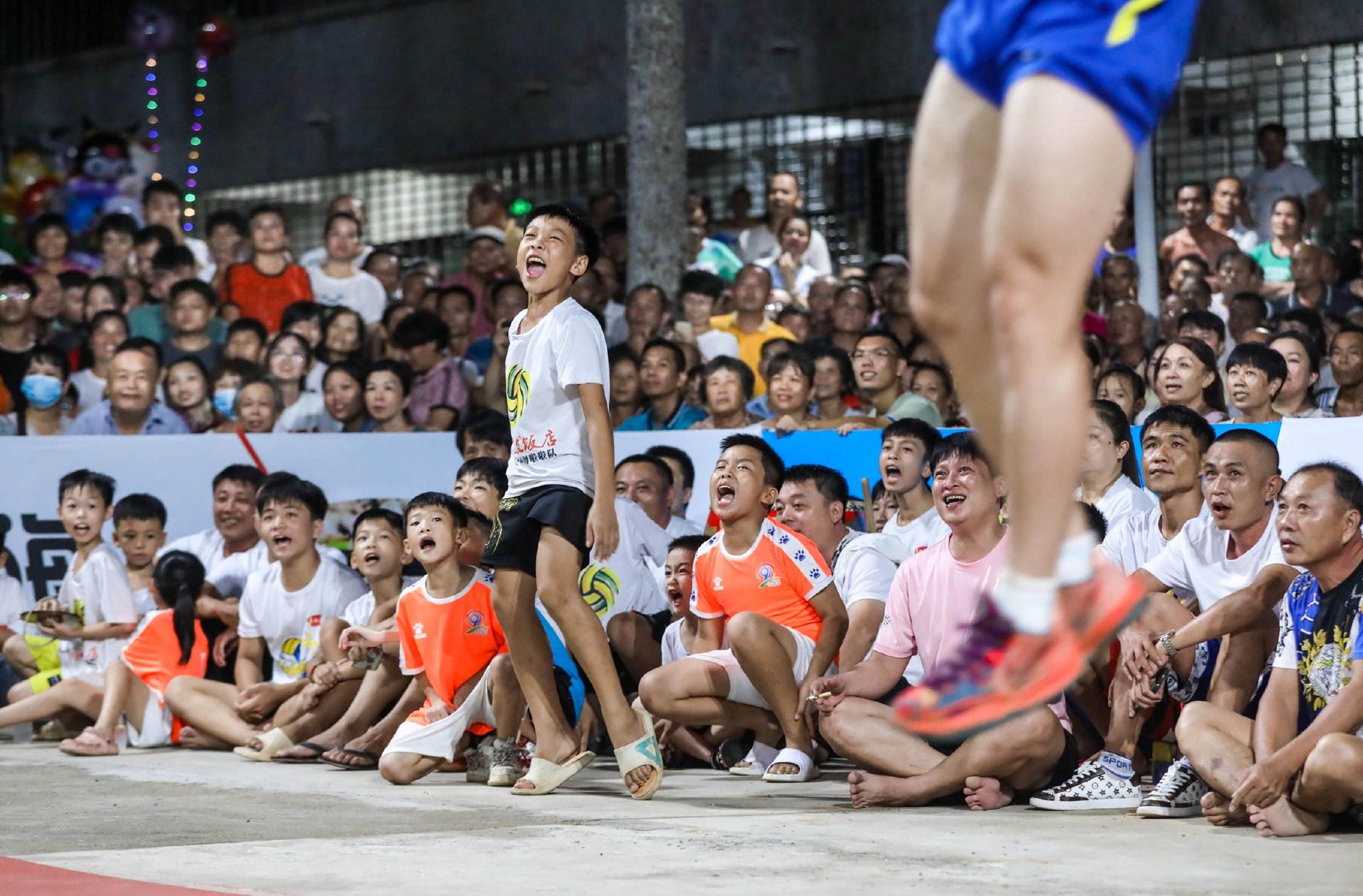 激动人心的比赛剧情，吸引众多球迷围观的简单介绍